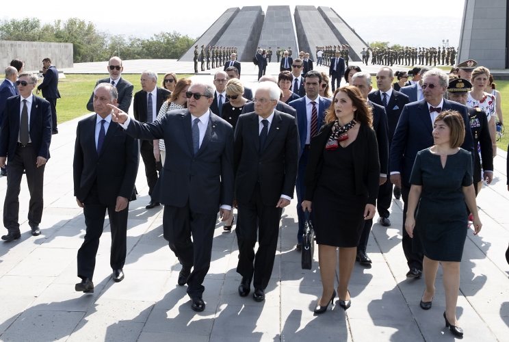  Il Presidente della Repubblica Sergio Mattarella con il Presidente della Repubblica d’Armenia, Armen Sarkissian al Memoriale di Tsitsernakaberd