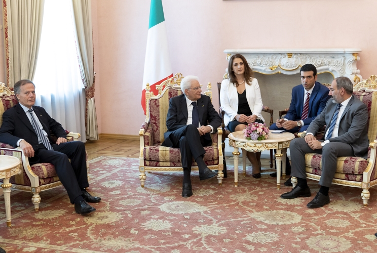 Il Presidente della Repubblica Sergio Mattarella con a fianco il Ministro degli Esteri Enzo Moavero Milanesi, nel corso dei colloqui con il Primo Ministro della Repubblica d’Armenia, Nikol Pashinyan