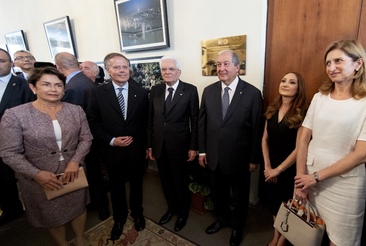 Il Presidente della Repubblica Sergio Mattarella e la Sig.ra Laura con il Presidente della Repubblica d’Armenia, Armen Sarkissian e Consorte, e il Ministro della Cultura della Repubblica d’Armenia, Lilit Makunts, e il Ministro degli Affari Esteri e della Cooperazione Internazionale Enzo Moavero Milanesi, in occasione dello scoprimento della targa intestata al Centro Regionale per la Conservazione, la Gestione e la Valorizzazione del Patrimonio Culturale