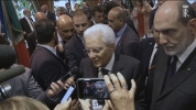 Il Presidente Mattarella saluta il personale dell’Ambasciata d’Italia e una rappresentanza della collettività italiana, e risponde alle domande dei giornalisti