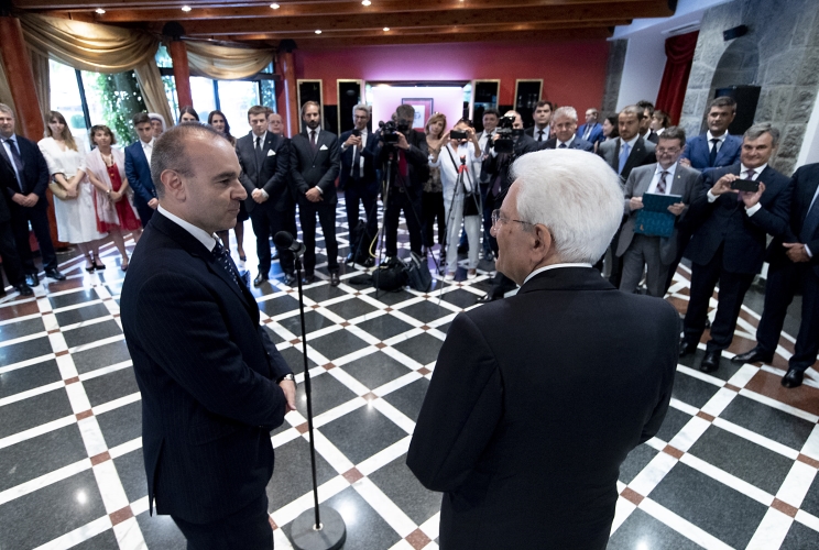Il Presidente Sergio Mattarella con l'Ambasciatore d'Italia a Yerevan Vincenzo Del Monaco in occasione dell'incontro con una rappresentanza della comunità italiana