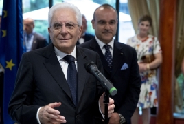 Il Presidente Sergio Mattarella con l'Ambasciatore d'Italia a Yerevan Vincenzo Del Monaco in occasione dell'incontro con una rappresentanza della comunità italiana