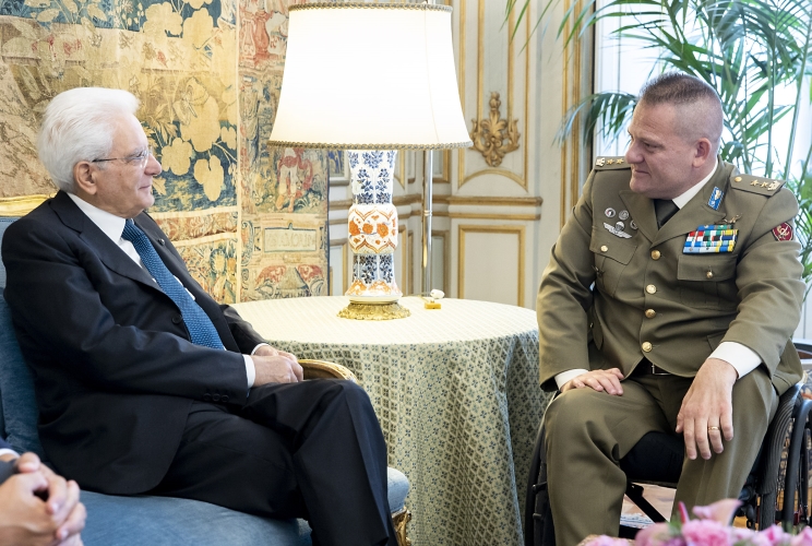 Il Presidente Sergio Mattarella con il Ten. Col. MOVM Gianfranco PAGLIA, Consigliere del Ministro della Difesa per le tematiche connesse al reinserimento nel mondo del lavoro del personale militare
