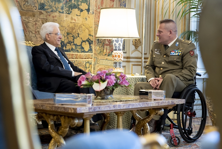 Il Presidente Sergio Mattarella con il Ten. Col. MOVM Gianfranco PAGLIA, Consigliere del Ministro della Difesa per le tematiche connesse al reinserimento nel mondo del lavoro del personale militare
