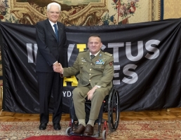 Il Presidente Sergio Mattarella con il Ten. Col. MOVM Gianfranco PAGLIA, Consigliere del Ministro della Difesa per le tematiche connesse al reinserimento nel mondo del lavoro del personale militare

