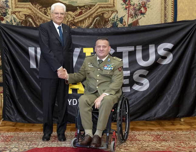 Il Presidente Sergio Mattarella con il Ten. Col. MOVM Gianfranco PAGLIA, Consigliere del Ministro della Difesa per le tematiche connesse al reinserimento nel mondo del lavoro del personale militare
