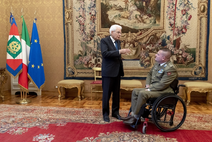 Il Presidente Sergio Mattarella con il Ten. Col. MOVM Gianfranco PAGLIA, Consigliere del Ministro della Difesa per le tematiche connesse al reinserimento nel mondo del lavoro del personale militare
