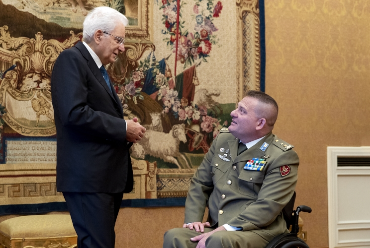 Il Presidente Sergio Mattarella con il Ten. Col. MOVM Gianfranco PAGLIA, Consigliere del Ministro della Difesa per le tematiche connesse al reinserimento nel mondo del lavoro del personale militare
