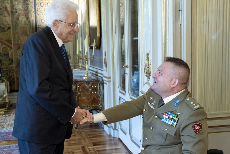 Il Presidente Sergio Mattarella con il Ten. Col. MOVM Gianfranco PAGLIA, Consigliere del Ministro della Difesa per le tematiche connesse al reinserimento nel mondo del lavoro del personale militare