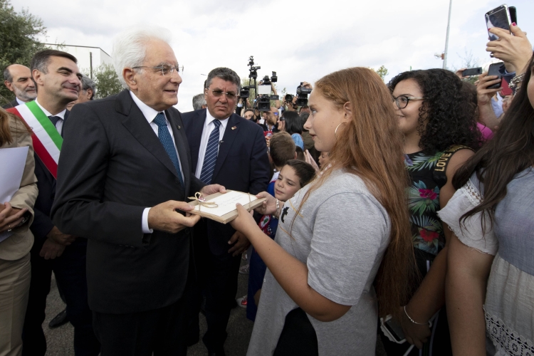 Il Presidente Sergio Mattarella con il Sindaco di Ariano Irpino, Domenico Gambacorta, in occasione della giornata inaugurale della X edizione del meeting"Le due culture" sul tema "Cosmologia. L'uomo eterno Ulisse nell'infinità dei mondi"
