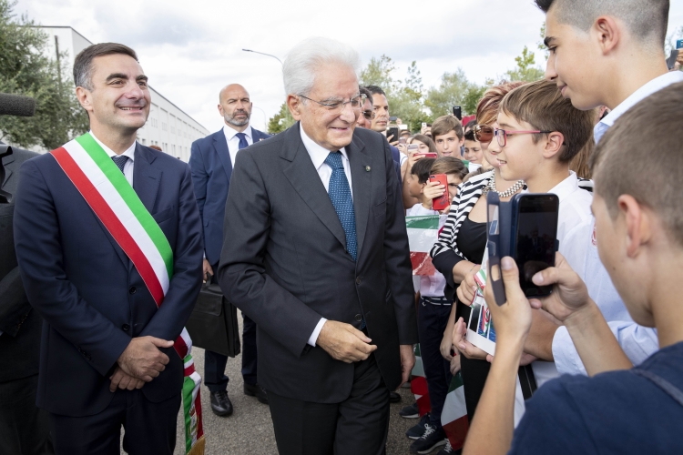 Il Presidente Sergio Mattarella ad Ariano Irpino, nella sede della Biogem, con il Sindaco Domenico Gambacorta, in occasione della giornata inaugurale della X edizione del meeting "Le due culture" sul tema "Cosmologia. L'uomo eterno Ulisse nell'infinità dei mondi"