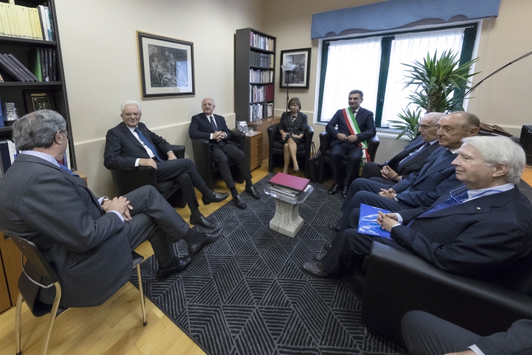 Il Presidente Sergio Mattarella con i relatori della giornata inaugurale della X edizione del meeting "Le due culture" sul tema "Cosmologia. L'uomo eterno Ulisse nell'infinità dei mondi"
