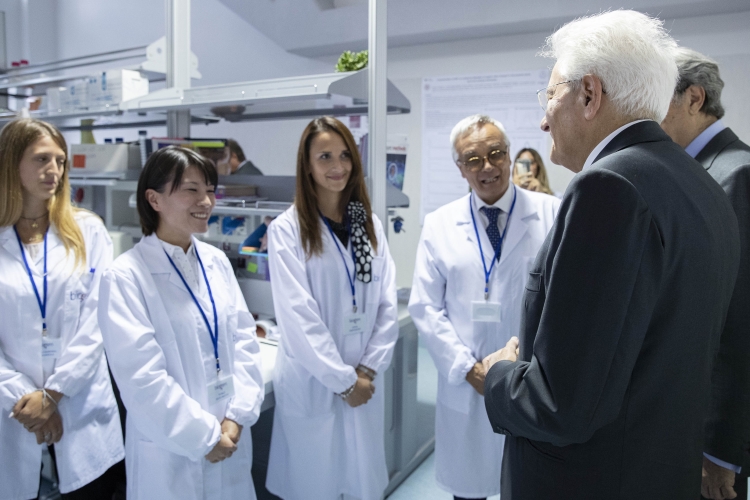 Il Presidente Sergio Mattarella visita i laboratori Biogem in occasione della giornata inaugurale della X edizione del meeting "Le due culture" sul tema "Cosmologia. L'uomo eterno Ulisse nell'infinità dei mondi"