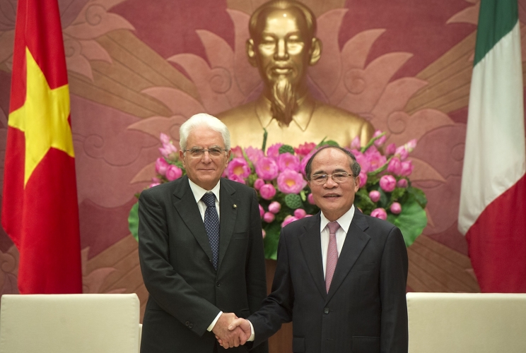 Il Presidente Sergio Mattarella con il Presidente dell'Assemblea nazionale, Nguyen Sinh Hung