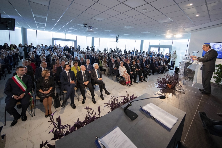 Il Presidente Sergio Mattarella in occasione della giornata inaugurale della X edizione del meeting "Le due culture" sul tema "Cosmologia. L'uomo eterno Ulisse nell'infinità dei mondi"