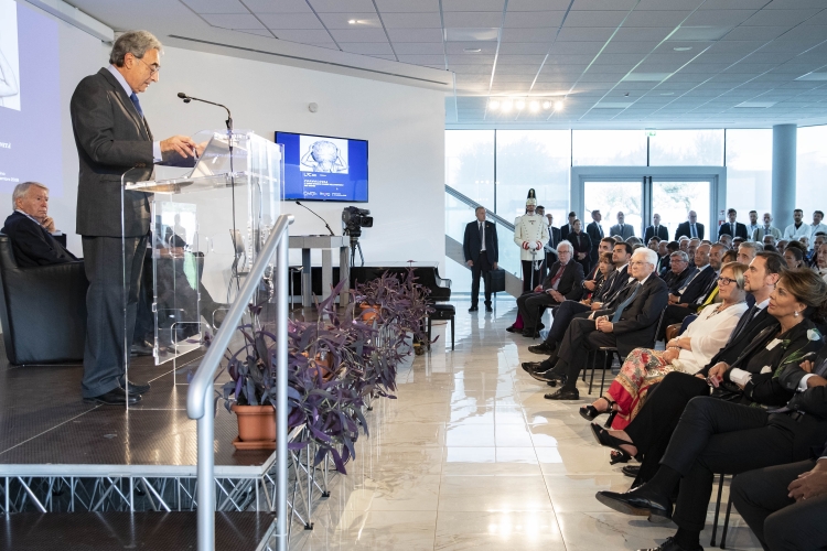 Il Presidente Sergio Mattarella in occasione della giornata inaugurale della X edizione del meeting "Le due culture" sul tema "Cosmologia. L'uomo eterno Ulisse nell'infinità dei mondi"
