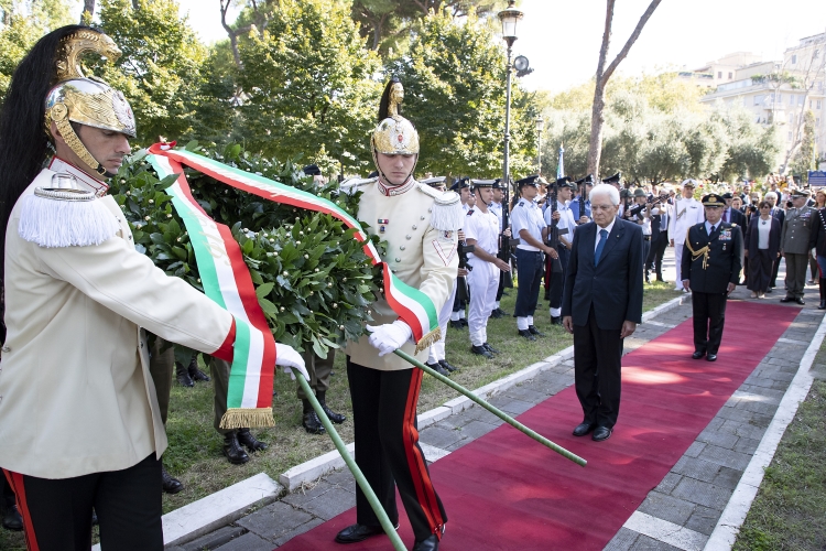 Il Presidente Sergio Mattarella al Parco della Resistenza depone una corona d'alloro nel 75° anniversario della difesa di Roma. 
