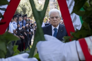 Il Presidente Sergio Mattarella al Parco della Resistenza depone una corona d'alloro nel 75° anniversario della difesa di Roma. 
