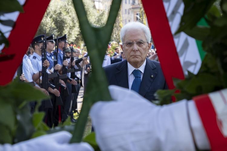 Il Presidente Sergio Mattarella al Parco della Resistenza depone una corona d'alloro nel 75° anniversario della difesa di Roma. 
