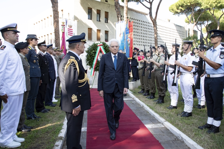 Il Presidente Sergio Mattarella al Parco della Resistenza depone una corona d'alloro nel 75° anniversario della difesa di Roma. 
