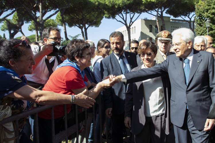 Il Presidente Sergio Mattarella al Parco della Resistenza dopo aver deposto una corona d'alloro nel 75° anniversario della difesa di Roma riceve il saluto dei cittadini presenti alla cerimonia.
