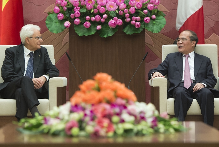 Il Presidente Sergio Mattarella durante i colloqui con il Presidente dell'Assemblea nazionale, Nguyen Sinh Hung
