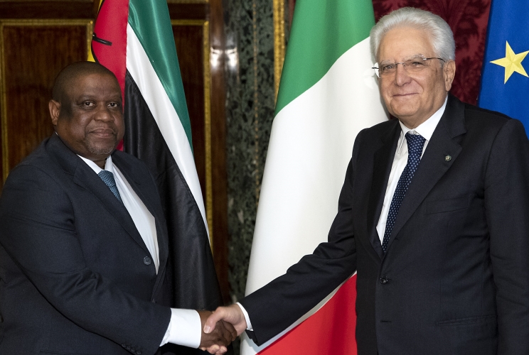 Il Presidente Sergio Mattarella con S.E. il Signor César Francisco DE GOUVEIA JÚNIOR, nuovo Ambasciatore della Repubblica del Mozambico, in occasione della presentazione delle Lettere Credenziali