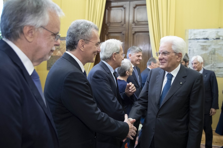 Il Presidente Sergio Mattarella a Palazzo Montecitorio saluta i relatori della cerimonia in occasione del 100° anniversario della nascita del Presidente emerito della Repubblica,Oscar Luigi Scàlfaro