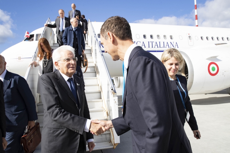Il Presidente Sergio Mattarella, accolto dall'Ambasciatore d'Italia a Riga, Sebastiano Fulci, arriva all'Aeroporto Internazionale di Riga, in occasione della XIV Riunione informale dei Capi di Stato del gruppo Arraiolos