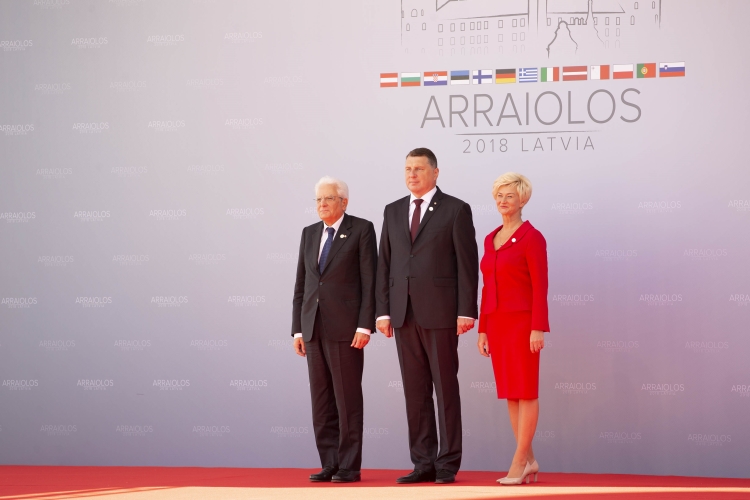 Il Presidente Sergio Mattarella accolto al Palazzo di Rundāle dal Presidente della Repubblica di Lettonia, Raimonds Vejonis e Consorte in occasione della XIV riunione informale del Gruppo Arraiolos