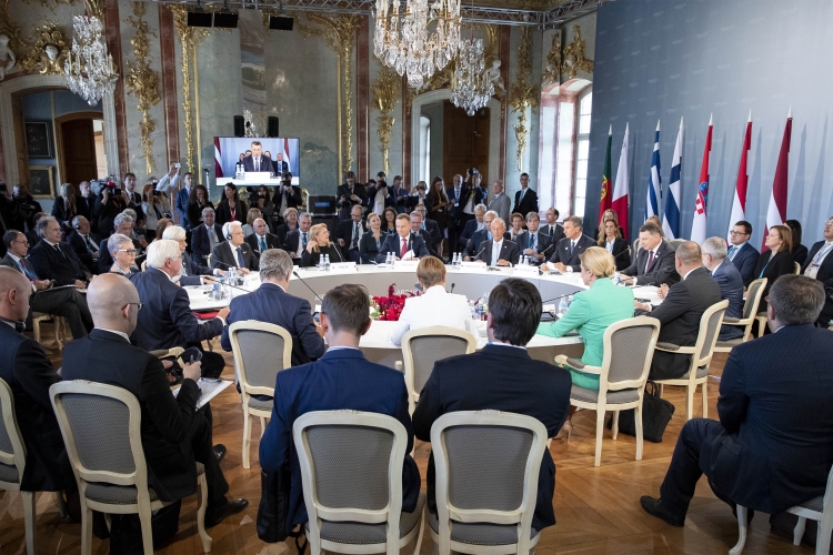 Il Presidente Sergio Mattarella durante la Prima sessione di lavoro su “Costruire la resilienza sociale: tra hard e soft security”