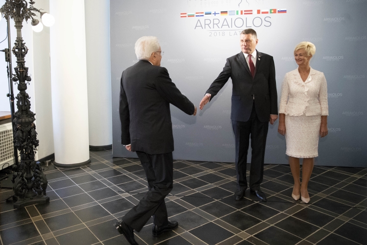 Il Presidente Sergio Mattarella accolto al Castello di Riga dal Presidente della Repubblica di Lettonia, Raimonds Vejonis e Consorte
