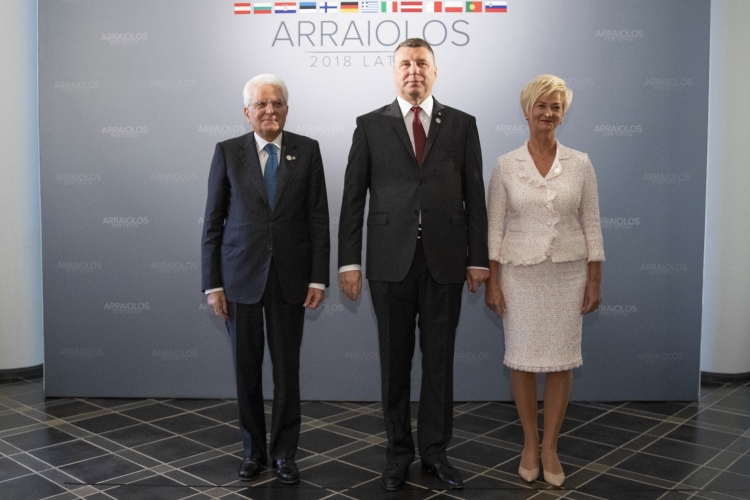 Il Presidente Sergio Mattarella accolto al Castello di Riga dal Presidente della Repubblica di Lettonia, Raimonds Vejonis e Consorte