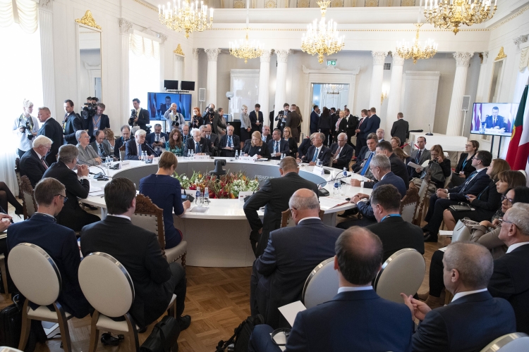 Il Presidente Sergio Mattarella durante la seconda sessione di lavoro su “Il futuro dell’Europa dopo 100 anni”, in occasione della XIV Riunione informale dei capi di Stato del Gruppo Arraiolos