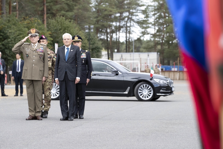 Il Presidente Sergio Mattarella con il Capo di Stato Maggiore della Difesa, Generale Claudio Graziano, nella Base Militare di Ᾱdaži, in occasione della visita al contingente italiano inquadrato nella missione NATO E.F.P. in Lettonia  
