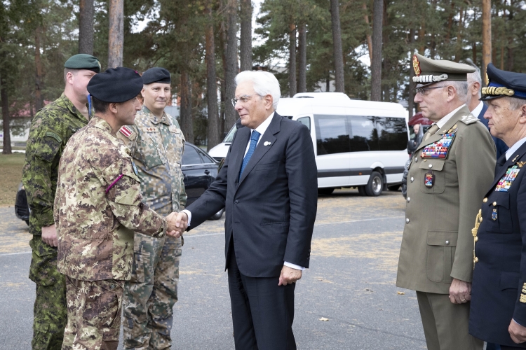 Il Presidente Sergio Mattarella con il Ten. Col. Giuseppe Chiacchio, Comandante del contingente italiano inquadrato nella missione NATO E.F.P. in Lettonia, nella Base Militare di Ᾱdaži