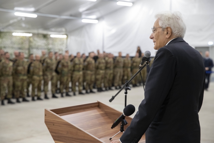 Il Presidente Sergio Mattarella nel corso dell'incontro con il contingente italiano inquadrato nella missione NATO E.F.P. in Lettonia