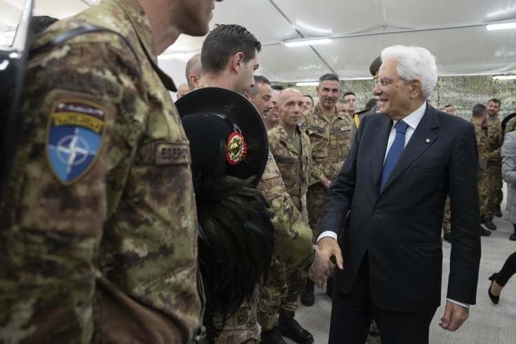 Il Presidente Sergio Mattarella in occasione dell'incontro con il contingente italiano inquadrato nella missione NATO E.F.P. in Lettonia