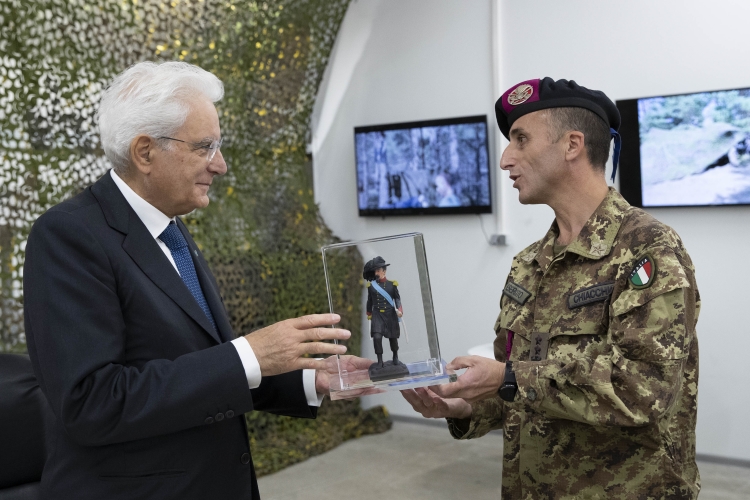 Il Presidente Sergio Mattarella con il Ten. Col. Giuseppe Chiacchio, Comandante del contingente italiano inquadrato nella missione NATO E.F.P. in Lettonia, nella Base Militare di Ᾱdaži