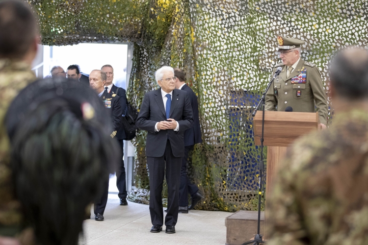 Il Presidente Sergio Mattarella in occasione dell'incontro con il contingente italiano inquadrato nella missione NATO E.F.P. in Lettonia
