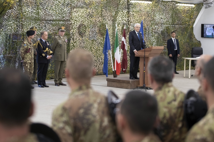 Il Presidente Sergio Mattarella in occasione dell'incontro con il contingente italiano inquadrato nella missione NATO E.F.P. in Lettonia
