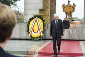 Il Presidente Sergio Mattarella depone una corona al Monumento dei Eroi nazionali e dei Martiri