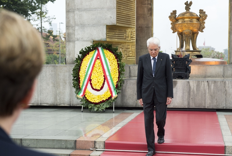 Il Presidente Sergio Mattarella depone una corona al Monumento dei Eroi nazionali e dei Martiri