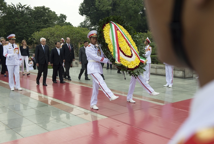 Il Presidente Sergio Mattarella depone una corona al Monumento degli Eroi Nazionali e dei Martiri
