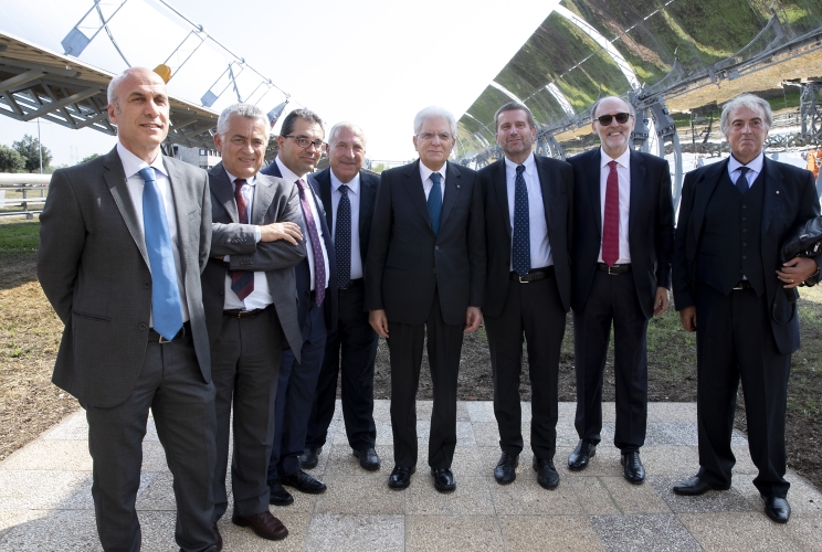 Il Presidente Sergio Mattarella con i responsabile dell'Impianto del Dipartimento Tecnologie Energetiche di ENEA