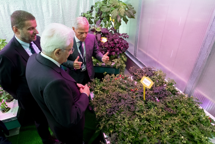 Il Presidente Sergio Mattarella nel corso della visita il Laboratorio di Biotecnologie-Serra a Contenimento, illustrato dal Responsabile Eugenio Benvenuto