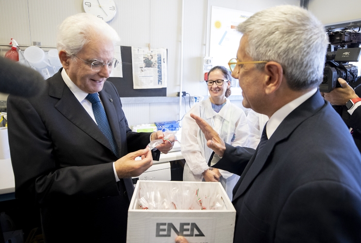 Il Presidente Sergio Mattarella nel corso della visita il Laboratorio di Biotecnologie-Serra a Contenimento, riceve un peperoncino coltivato nella "Serra spaziale"