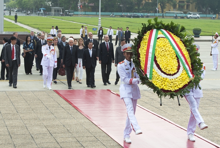 Il Presidente Sergio Mattarella depone una corona al Mausoleo di Ho Chi Minh 