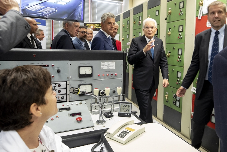 Il Presidente Sergio Mattarella nel corso della visita all'impianto Triga-RC1