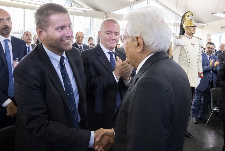 Il Presidente Sergio Mattarella al termine della visita saluta il Presidente di ENEA Federico Testa
